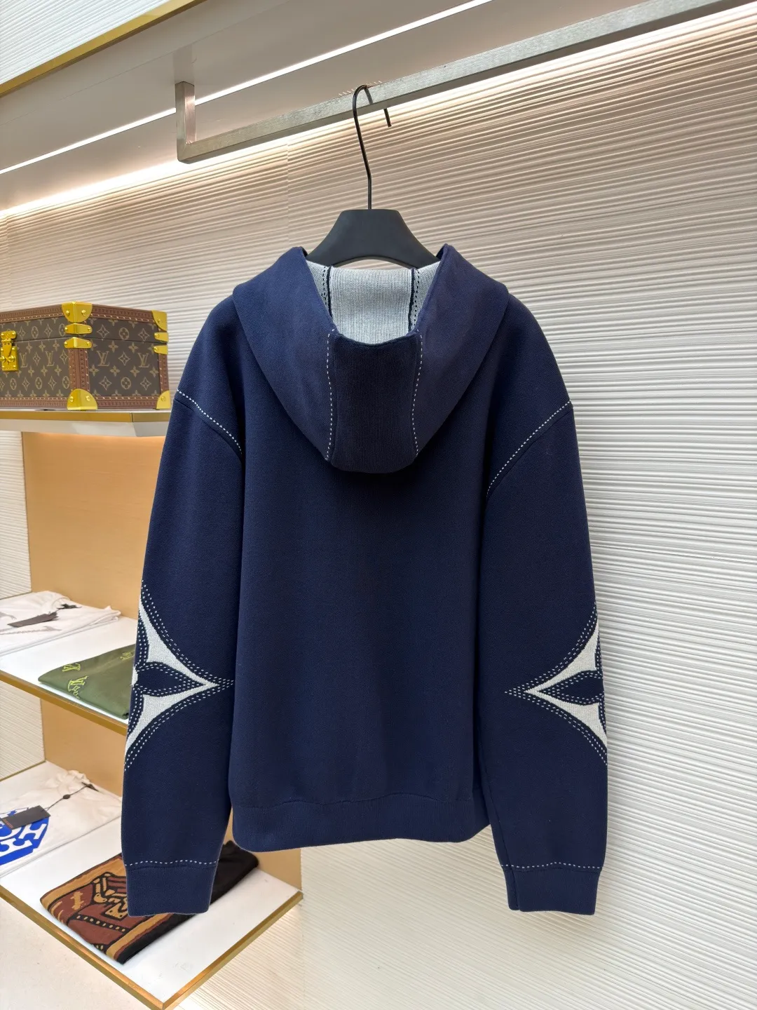 LOUIS VUITTON four-leaf clover zipper jacket ●Authentic product: purchased and developed by 17459 ●Item number: 1681002-C10 ●Fabric: combed siro spinning ●Technology: knitting ●Version: fitted version ●Weight: about 1070 grams ●Size: S-M-L-XL ●Description: The fabric is made of 60-count double-strand combed siro spun yarn, which is twisted into one strand from 3 yarns, and is fixed-dyed in beige gray. Imported 1 4 knitting machines are used. A variety of local jacquard techniques plus an extremely complex double-sided middle plating technique can make the pattern convex and increase the thickness. Fine 16-needle sewing plate plus flat turning technology. The whole piece is washed with soft water. Same style for men and women!